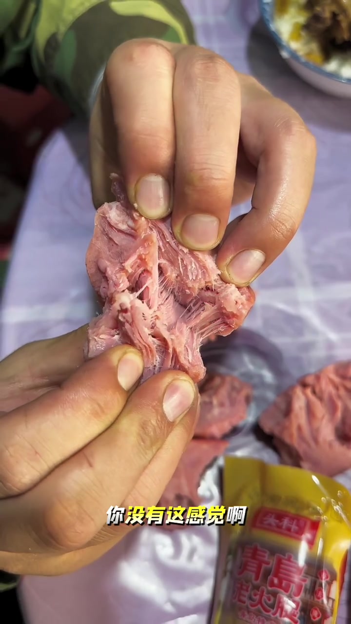 老好吃了,都是用猪前腿腱子肉做的,配料干净,淡淡果木烟熏味,老香了