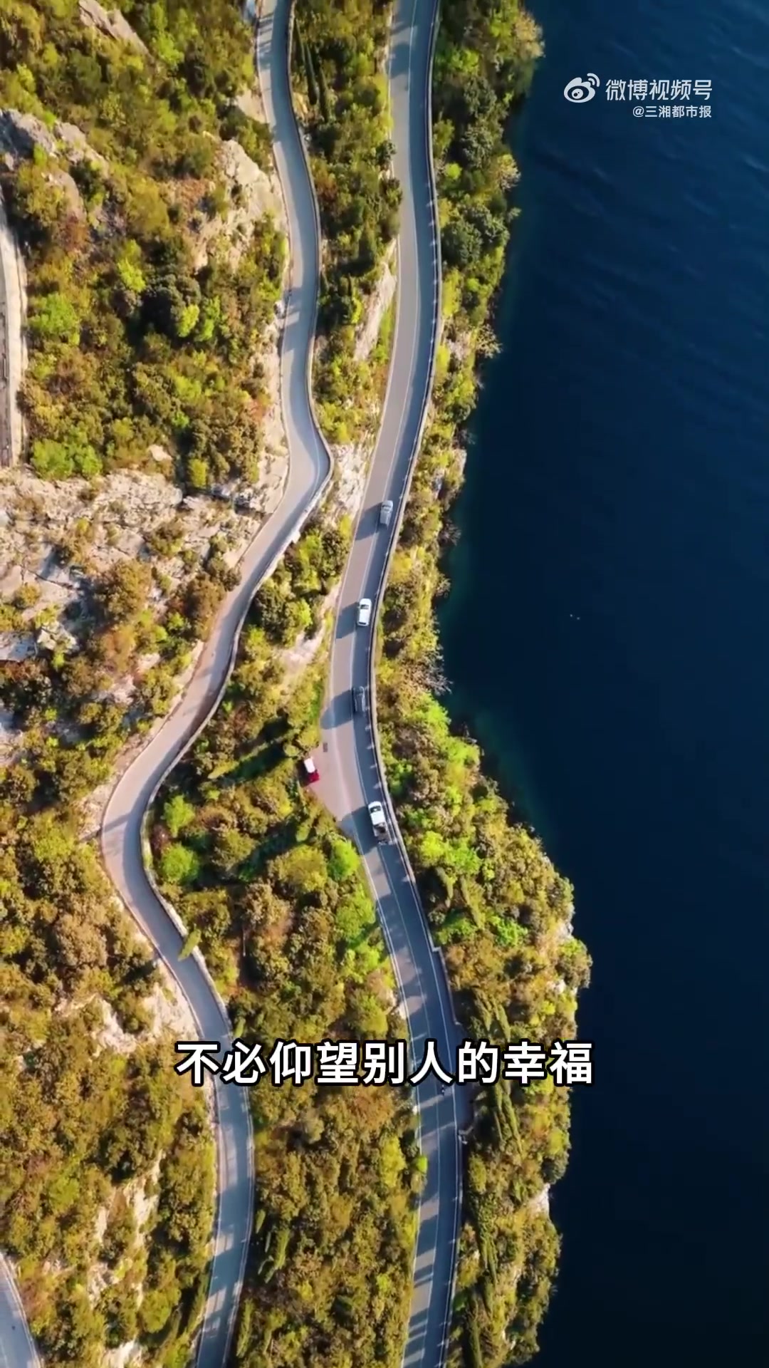 10月19日星期天,早安。不必仰望别人的幸福,你身边也有细微的美好。一声问候,一抹暖阳,都