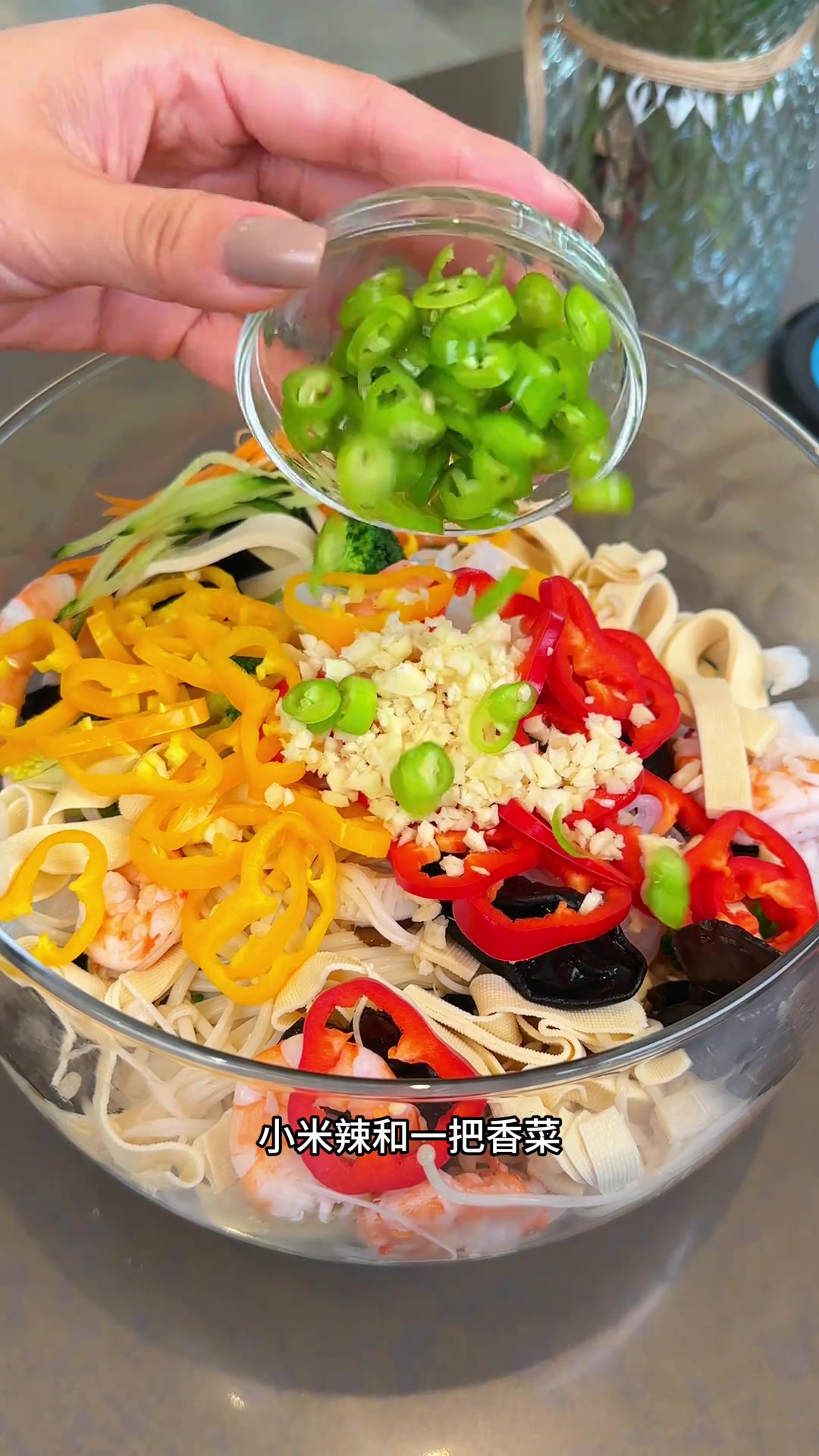 清爽解腻的捞拌菜比鱼肉都受欢迎