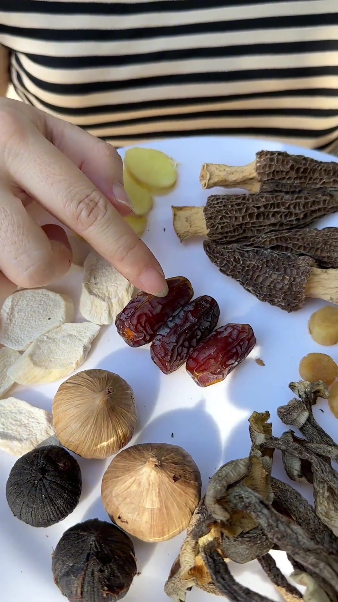 黑蒜羊肚菌汤（含黑蒜、淮山、椰枣等食材）