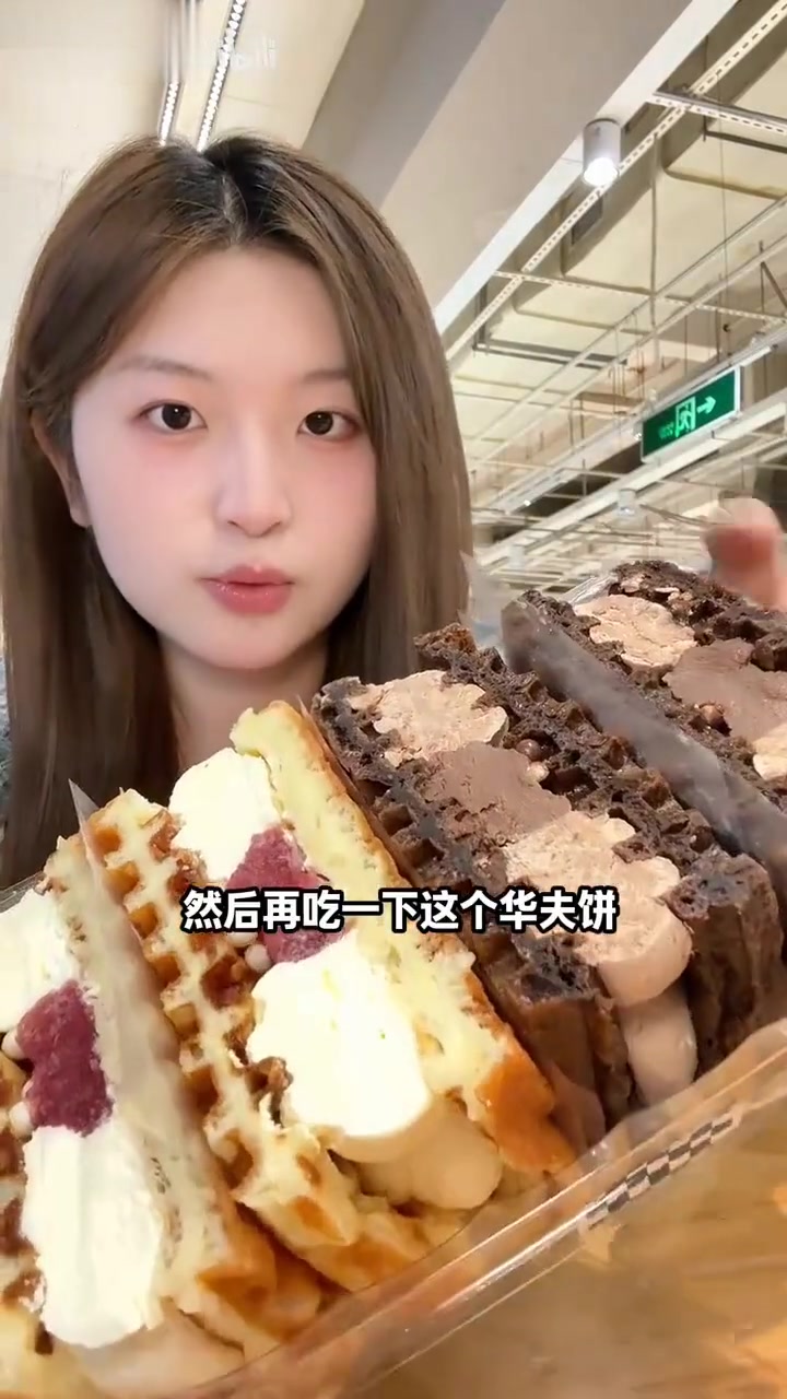 女大学生超市爽吃可丽饼、蛋糕、巧克力大福