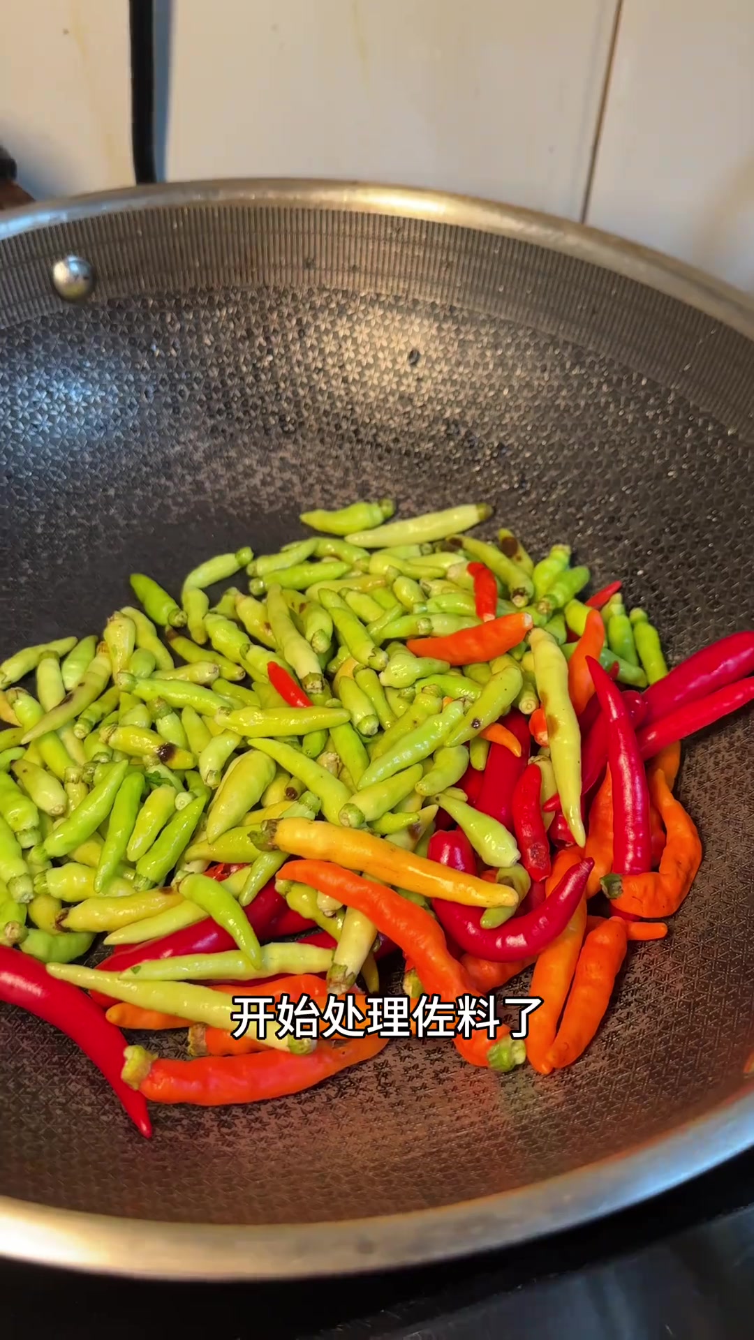 在家煮鸡肉烂饭竟这么麻烦！佤族弟兄岩嘎的话含金量提升！