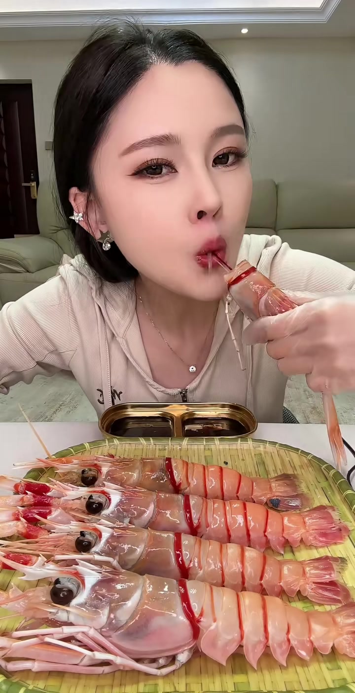 我感觉这个虾比所有的刺身虾都好吃。它是鲜甜的。除了贵一点毛病都没有