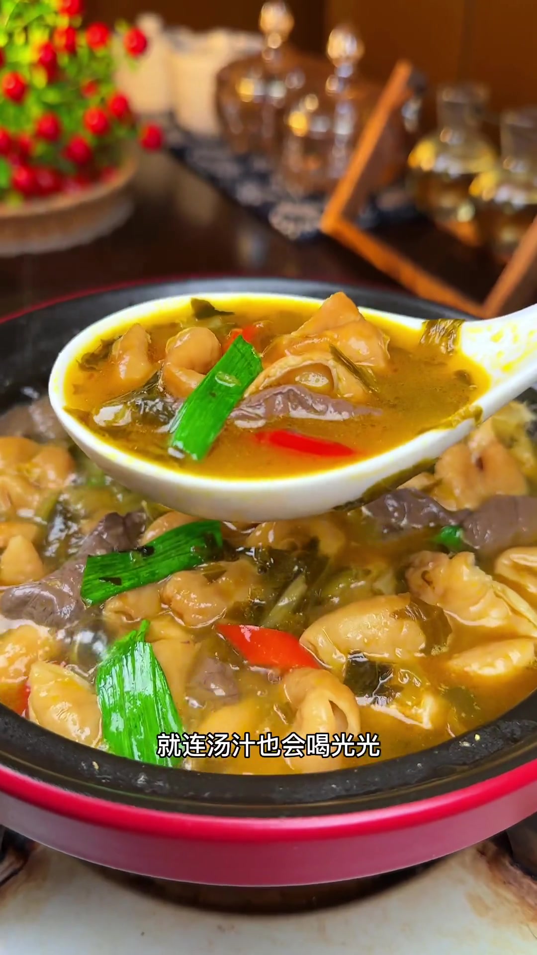 如果你吃饭没胃口，那你试试这道酸菜猪大肠炖鸭血