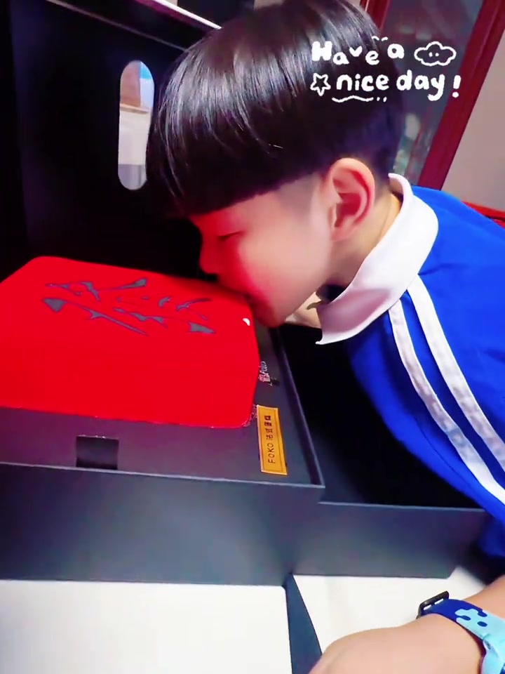 给大男孩准备“双开门”蛋糕，祝他开门就发