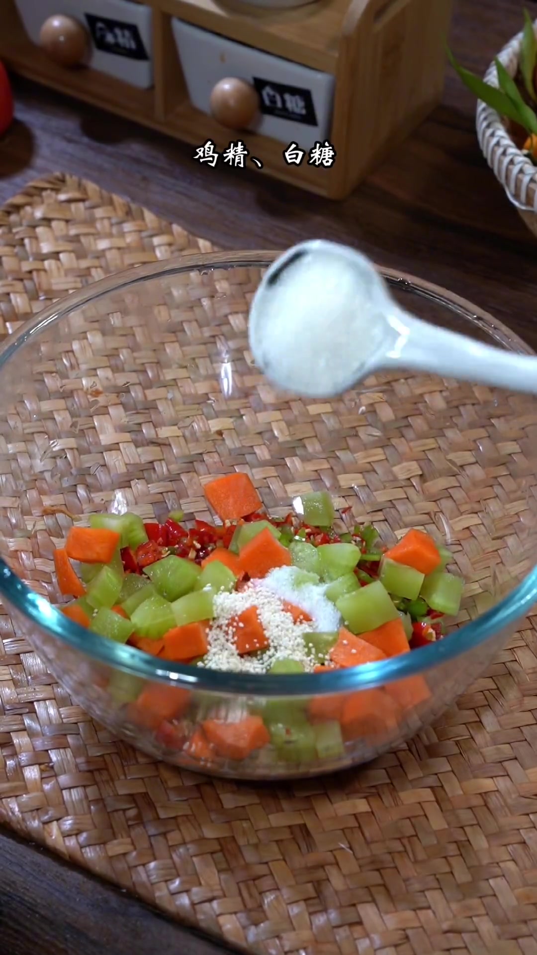 酸辣无骨鸡爪做法，酸、辣、入味还不用吐骨头