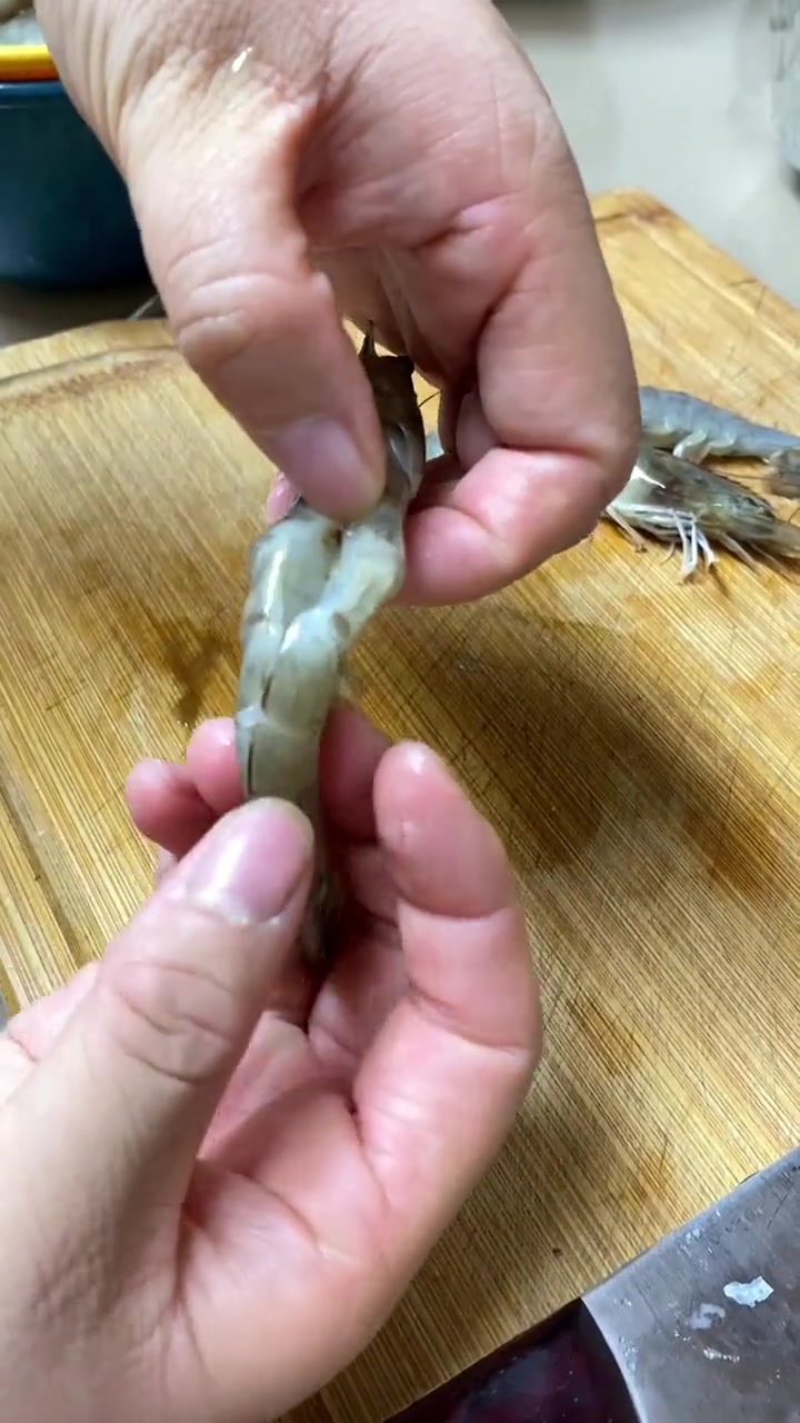 听说鸡和虾在一起就叫，鸡公虾婆，今天就给孩子们安排了家庭版的