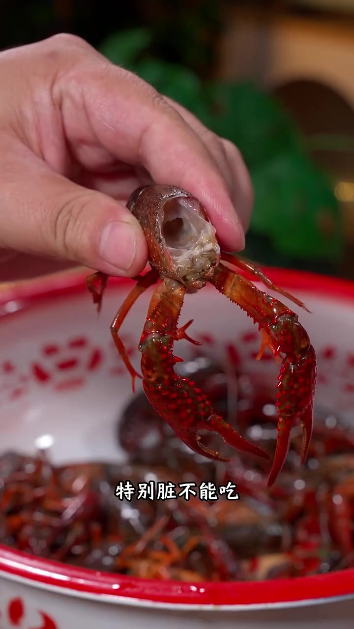 学会小龙虾的清理方法，以后随时在家做，孩子们说我做的，比买的好吃多了～
