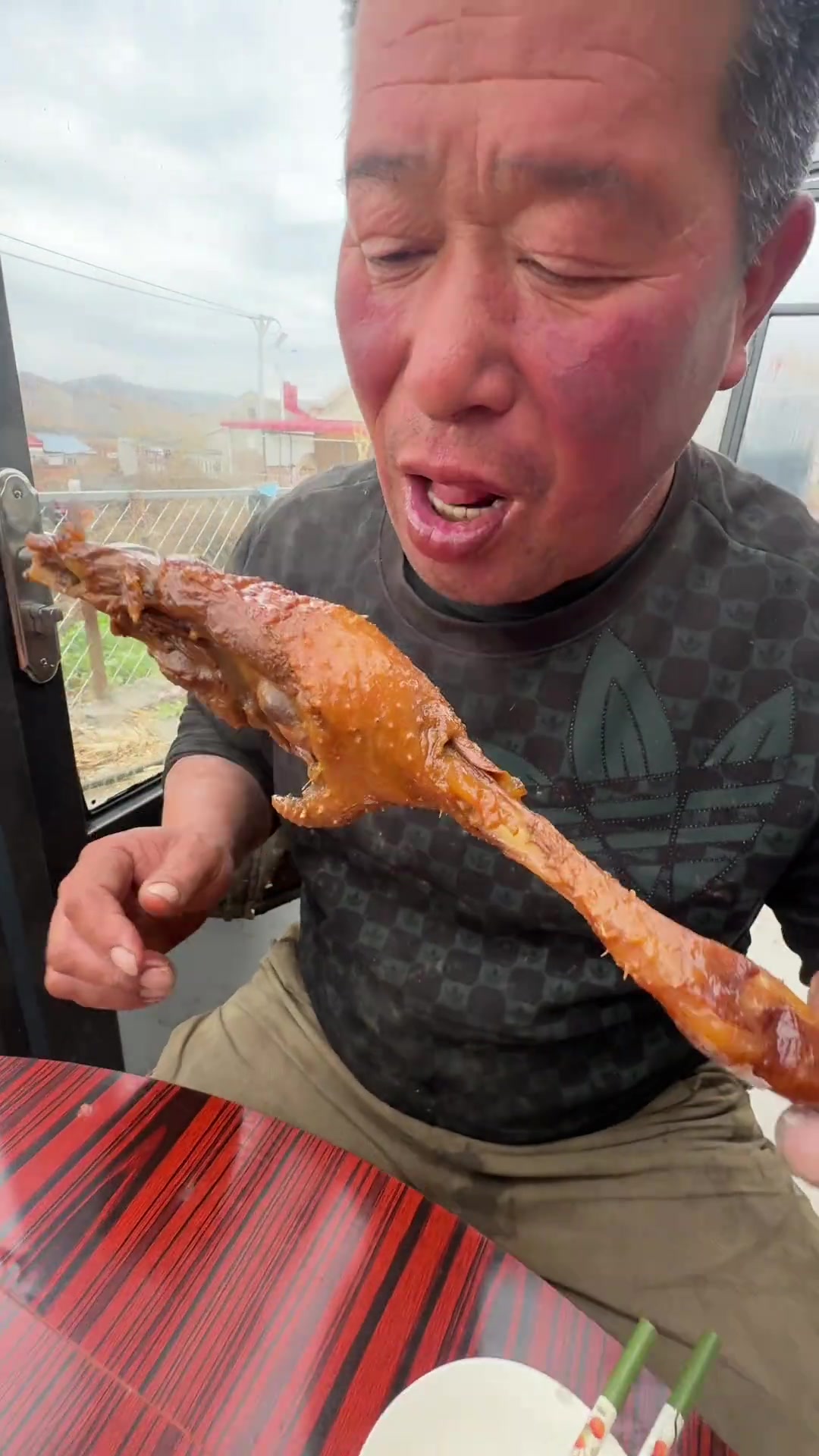 大雪天三叔家吃大鹅,这吃法太香啦!