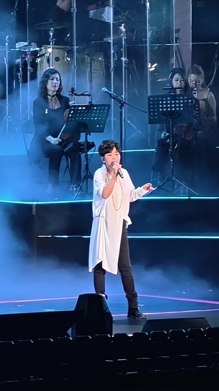 让人泪奔的旋律记忆!多年未露面的谢雨欣现身小柯北京演唱会,再唱「将爱情进行到底」插曲《谁》