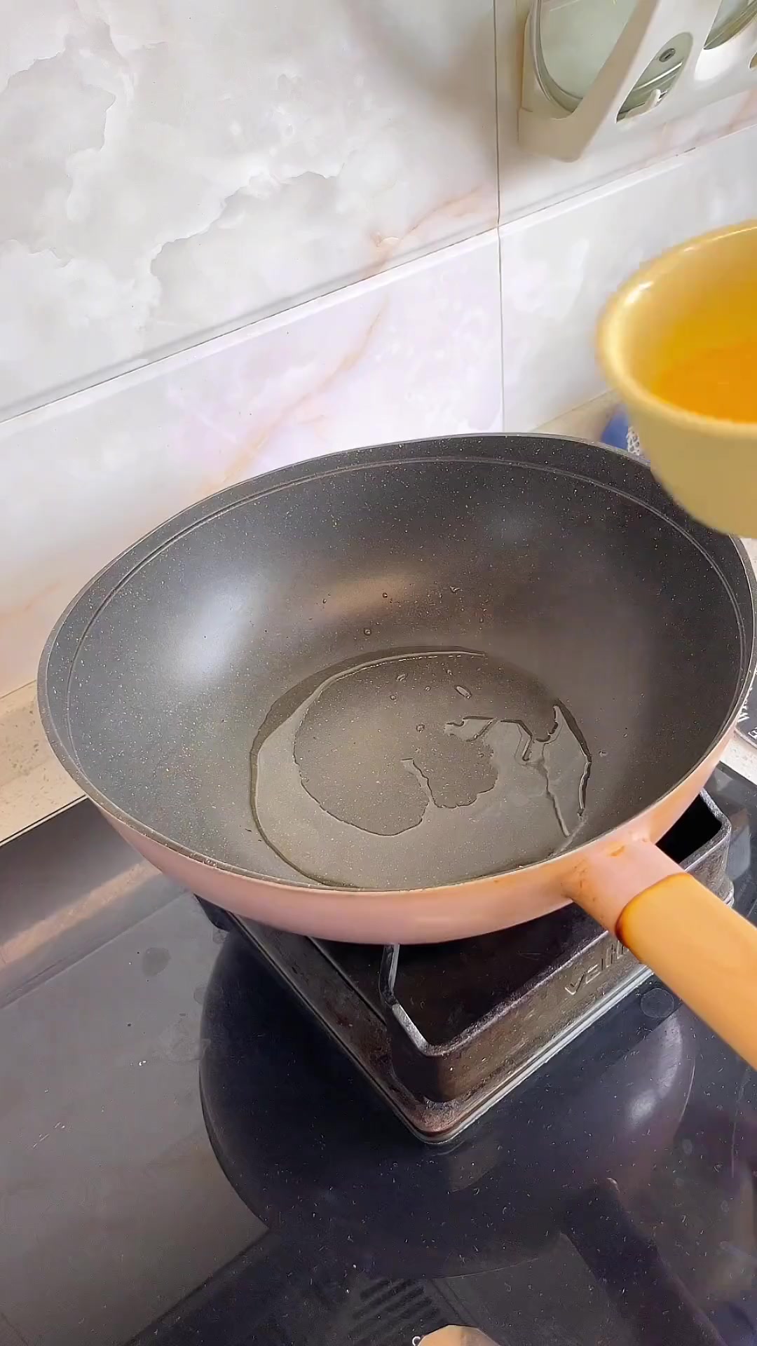 一份木须肉盖饭，小朋友吃了满满一碗饭，汤汁拌着米饭，肉菜蛋样样都有