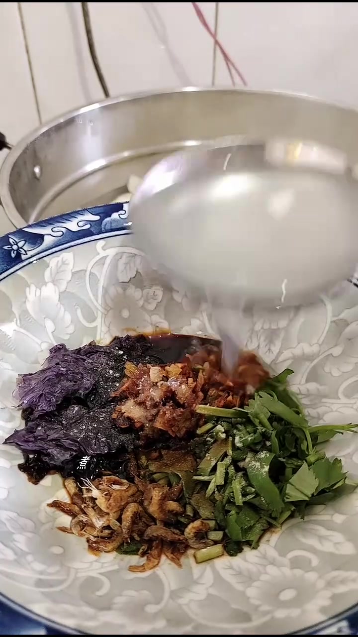 天越来越冷了,给孩子们做了千里香馄饨,皮薄馅大,汤鲜味美,简直太香了