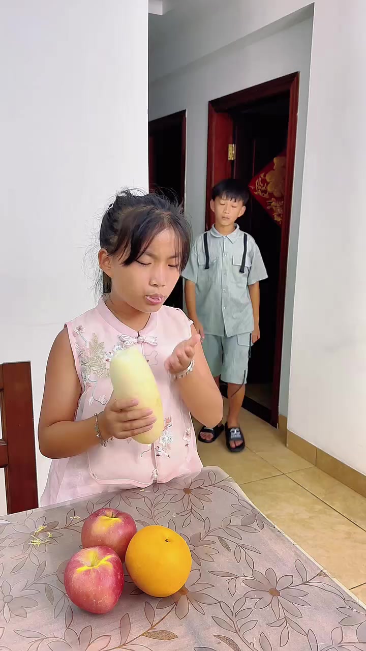 我也是服了,那么多水果就偏偏挑白萝卜来啃!