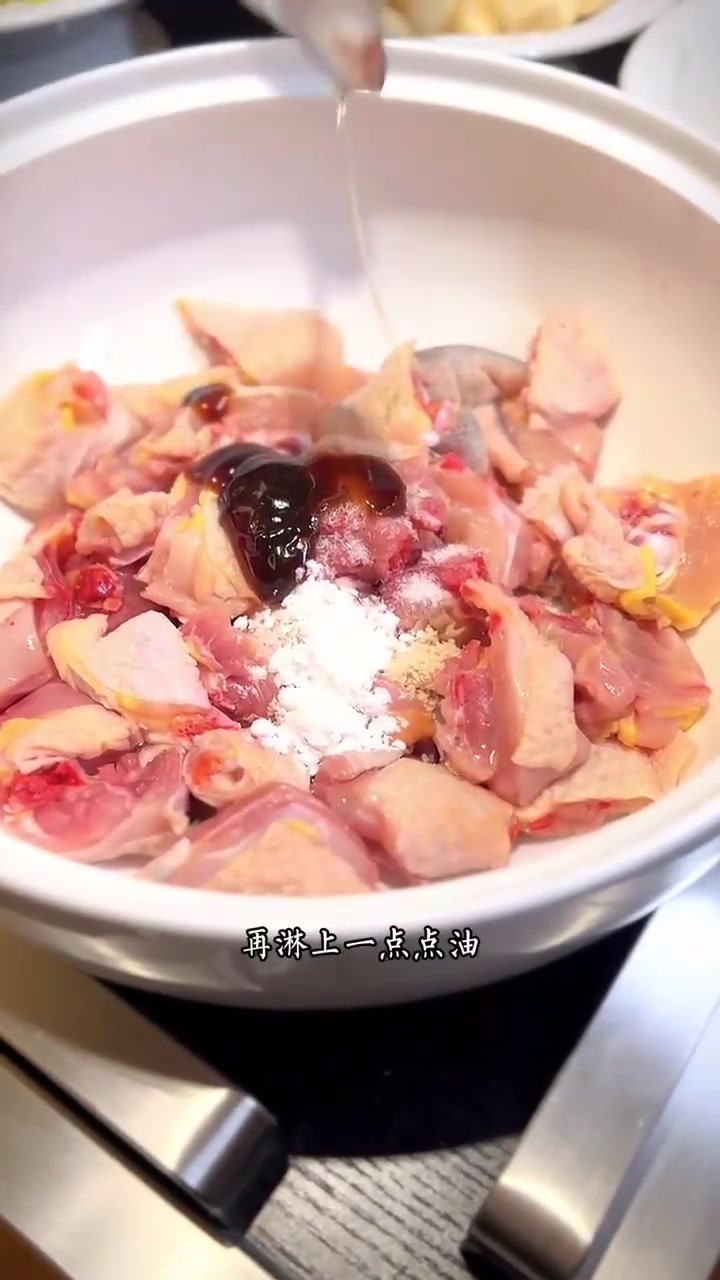 砂锅三黄鸡，不加一滴水，好吃到鲜掉眉毛