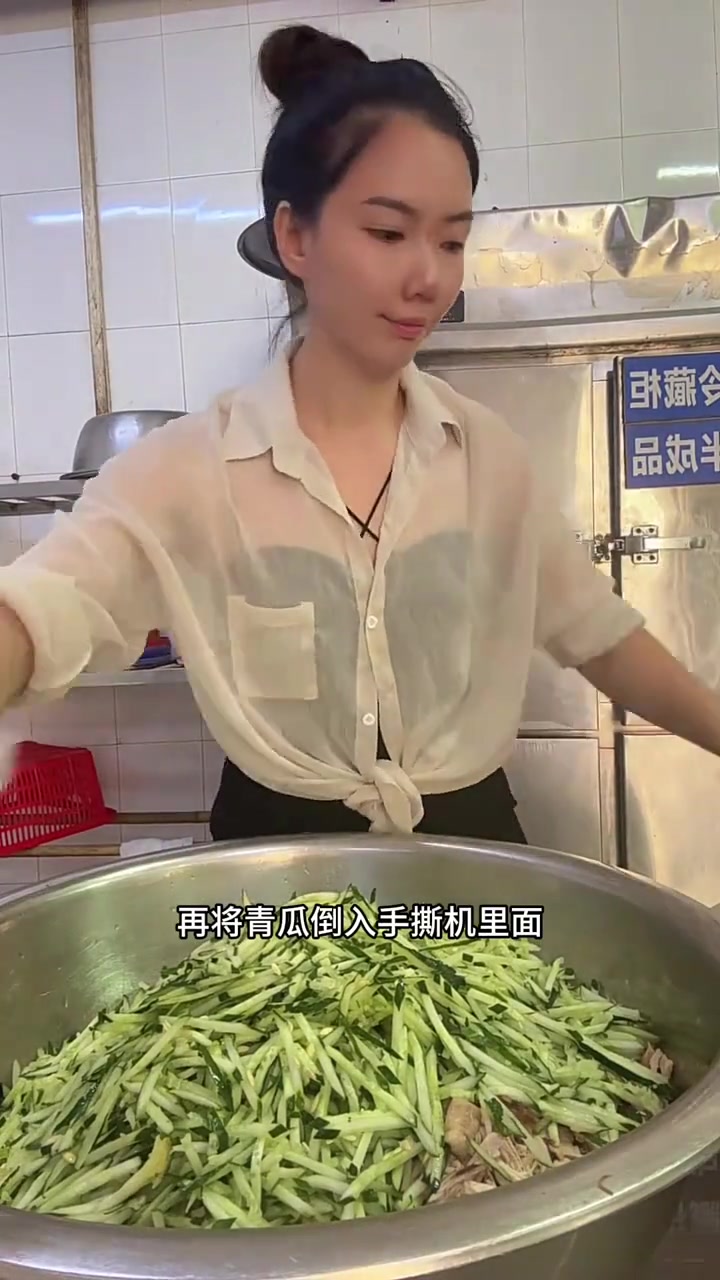 今日分享食堂大锅菜香辣手撕鸡，香辣入味，酸爽开胃