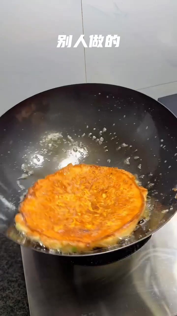 煎蛋裹泡发面饼，这样做方便面香到爆