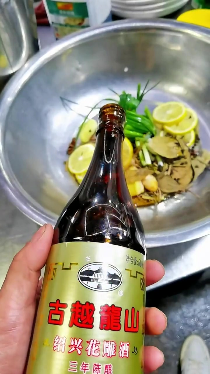 大鱼大肉吃腻了，来上这样一道清凉爽口的冰镇小龙虾正是时候