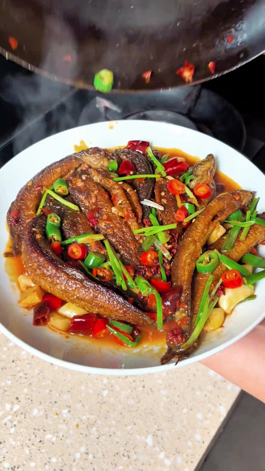 家常菜红烧鱼和泥鳅做法,煎鱼不粘锅不掉皮