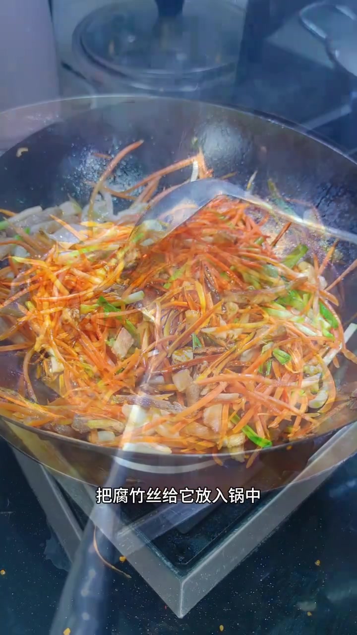 今天周五孩子们在家吃饭，做了他们爱吃的土豆鸡丁，腐竹炒肉丝