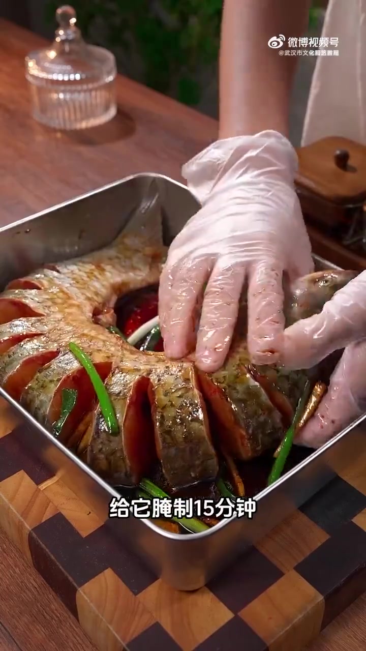 只要你家里有电饭锅，就能做出一滴水都不用加的红烧鱼！（视频来源：厨艺教程）