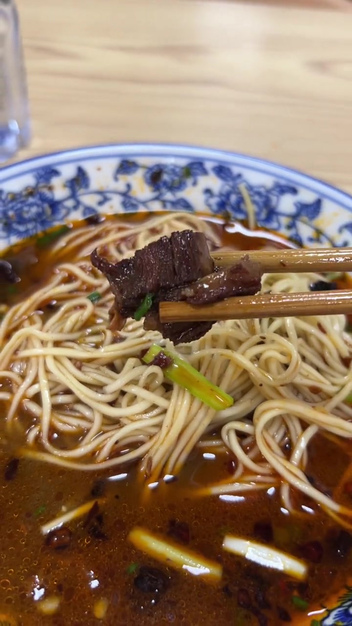 这样的牛肉面真的很影响内江牛肉面招牌，值得反思