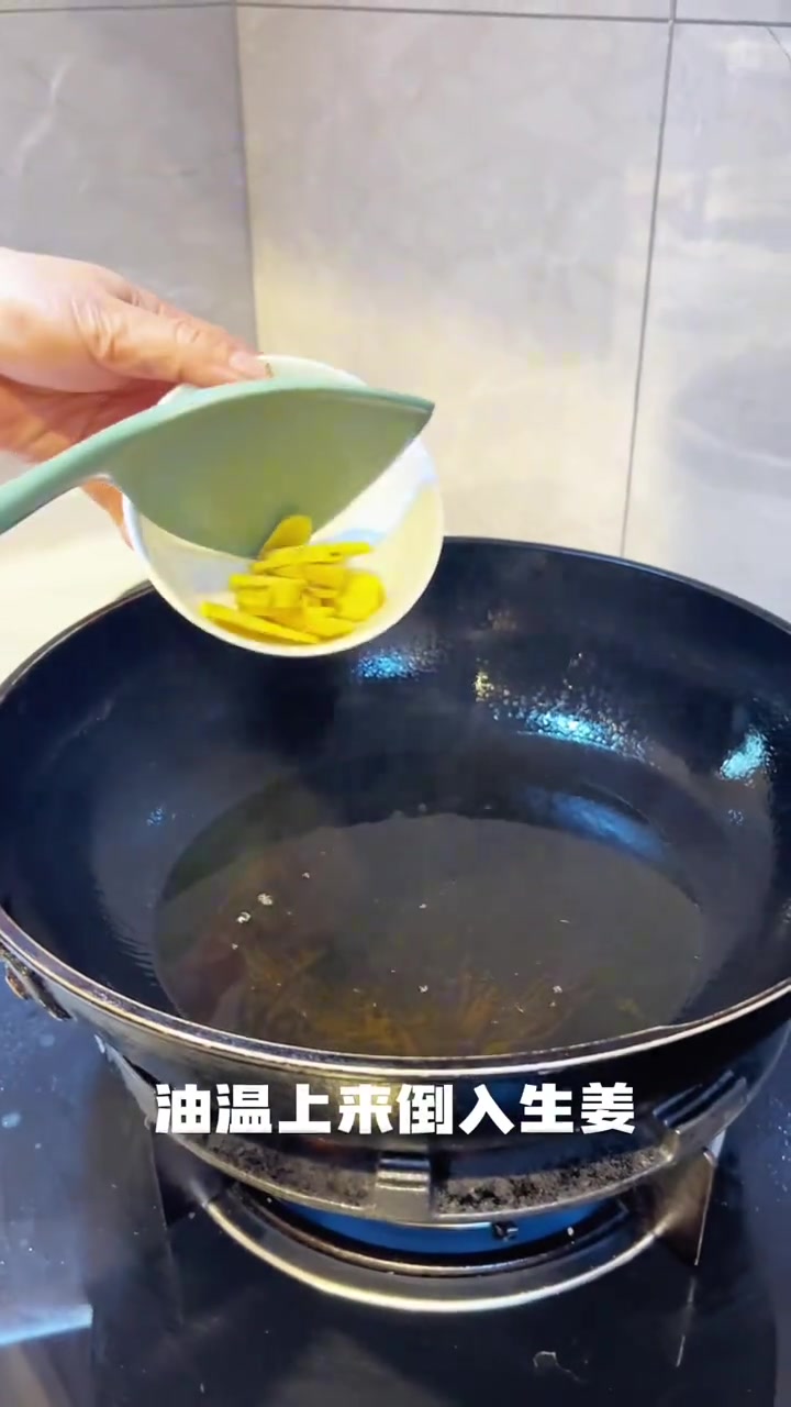 阿姨的散养土鸡烧法很简单，菜籽油、米酒、白糖、盐