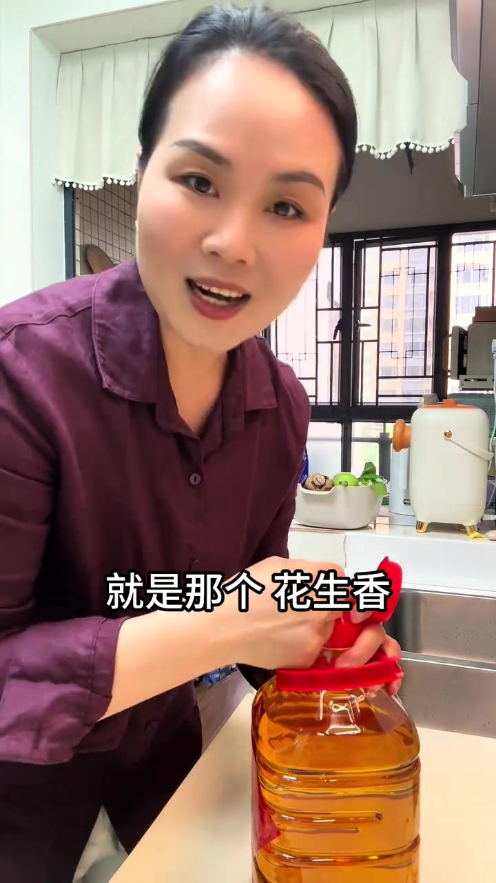 广东白切鸡我还是更喜欢用扇鸡，再配上靓靓的土榨花生油