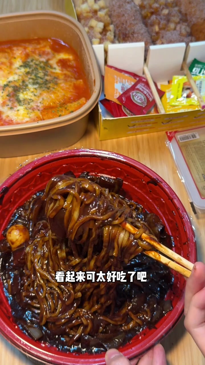 韩国人气美食：外外明朗热狗配炒年糕！