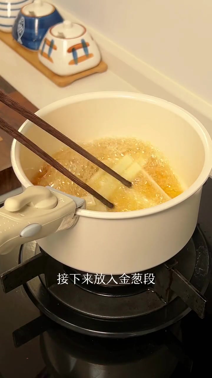今天来个简单的葱油拌面，这次考究些，大家试试