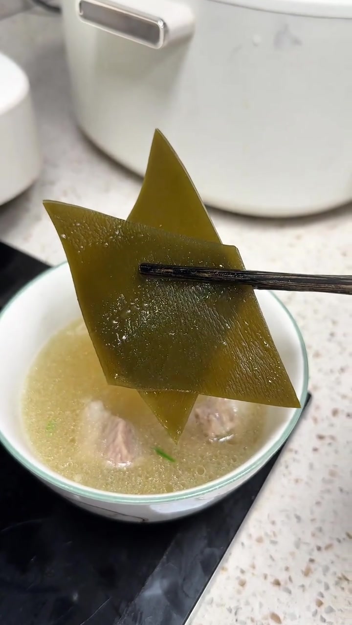 海带炖排骨，春天很适合喝海带汤的