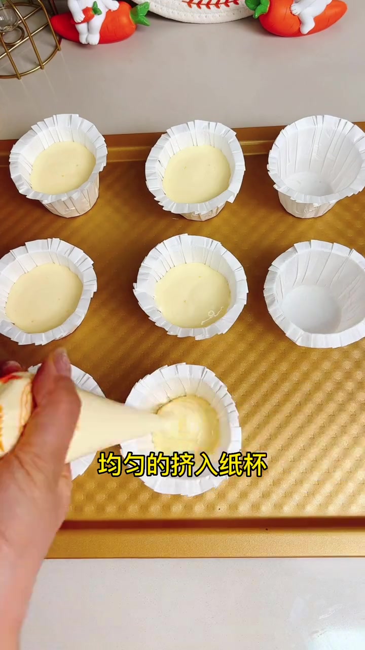 没想到第一次做纸杯蛋糕就成功了，松松软软没开裂，等一铭下个月上幼儿园