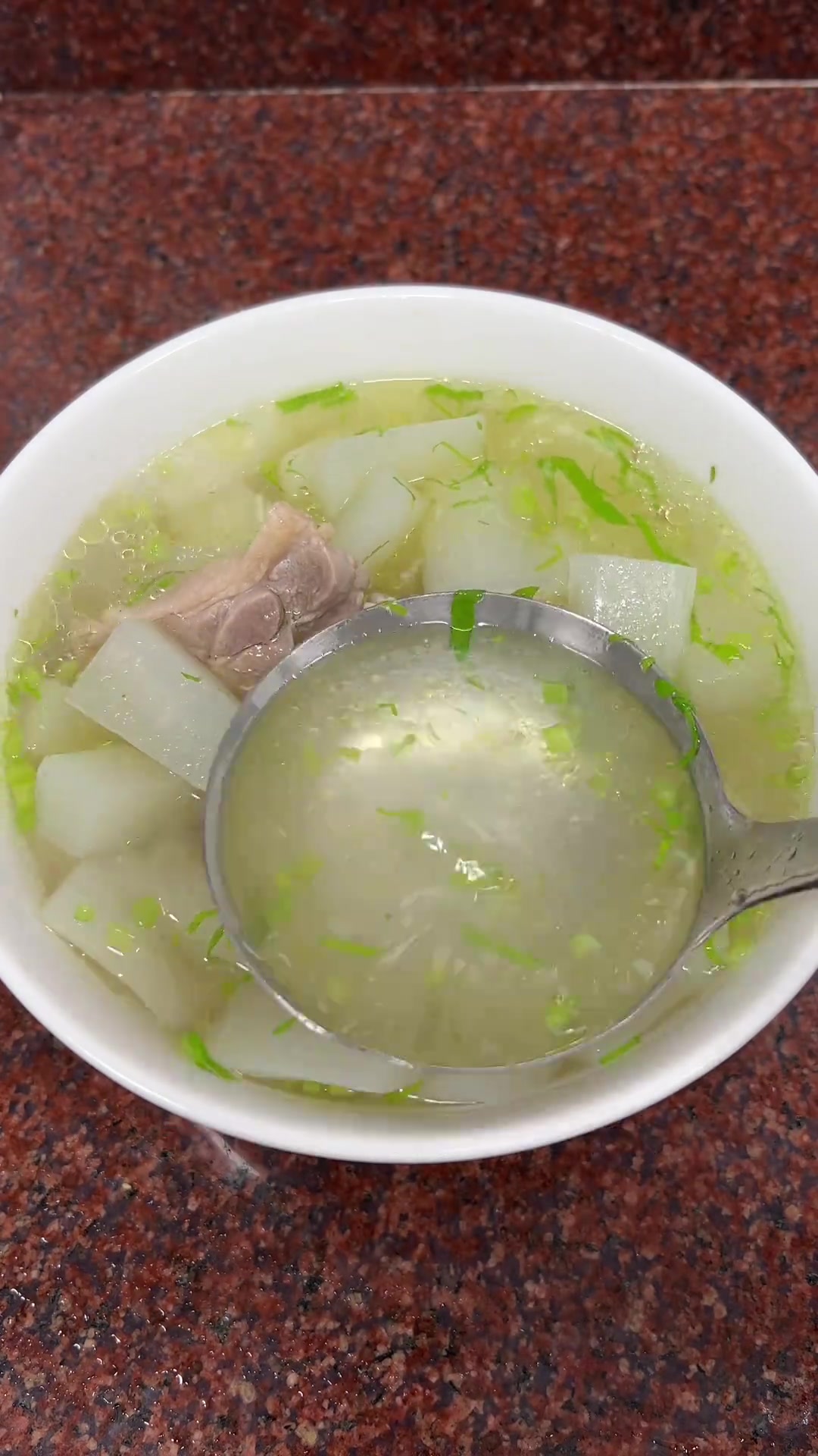 白萝卜鸭肉汤，喝起来汤鲜味美，真的好好喝