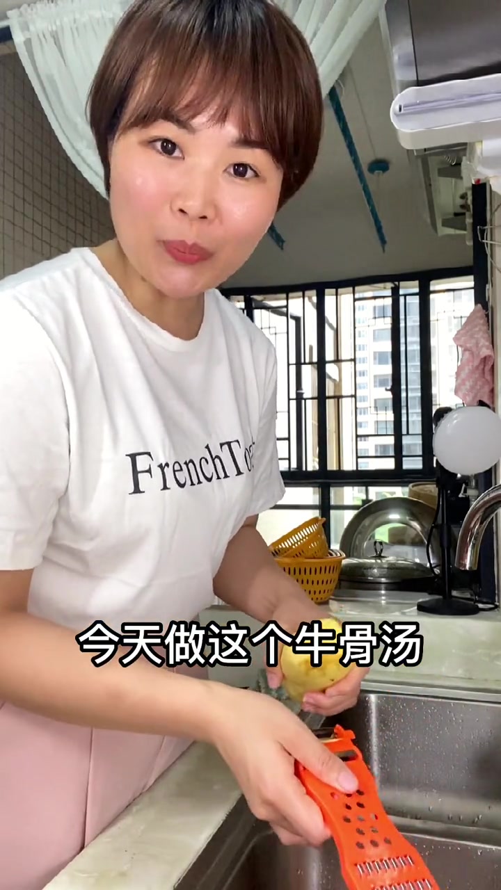 小孩长高高，经常煲这道牛骨番茄胡萝卜吧！