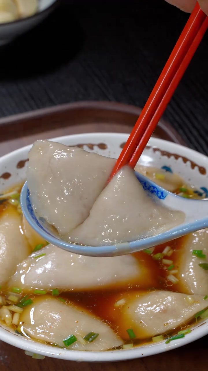 把芋头放进锅里篜一蒸，这是最近网上很火的芋头新吃法，个个软糯鲜香，营养又好吃