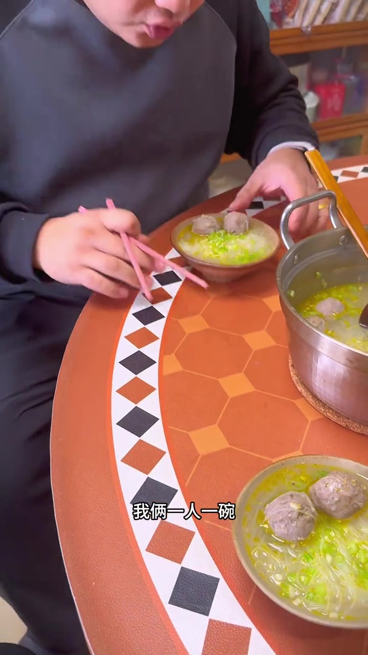 牛肉丸粉丝汤,嚼起来嘎嘎香的肉丸子,果然好食材怎么做都好吃