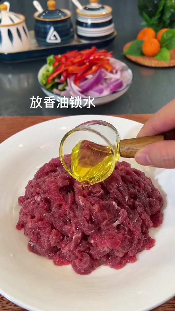 家常黑椒牛肉丝，肉质鲜嫩多汁，孩子们好喜欢，每次一盘都不够吃
