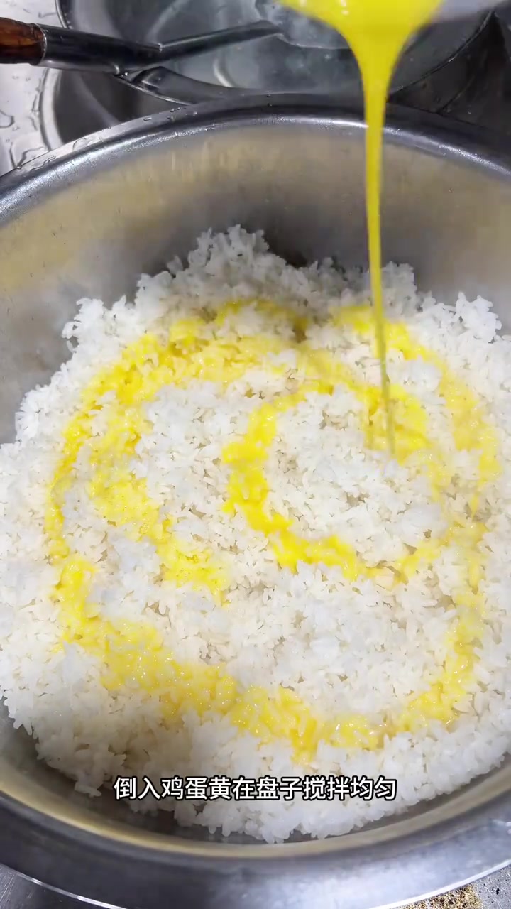 你做的炒米饭是不是一坨一坨的，今天给大家教一道扬州炒饭，粒粒分明干香可口！