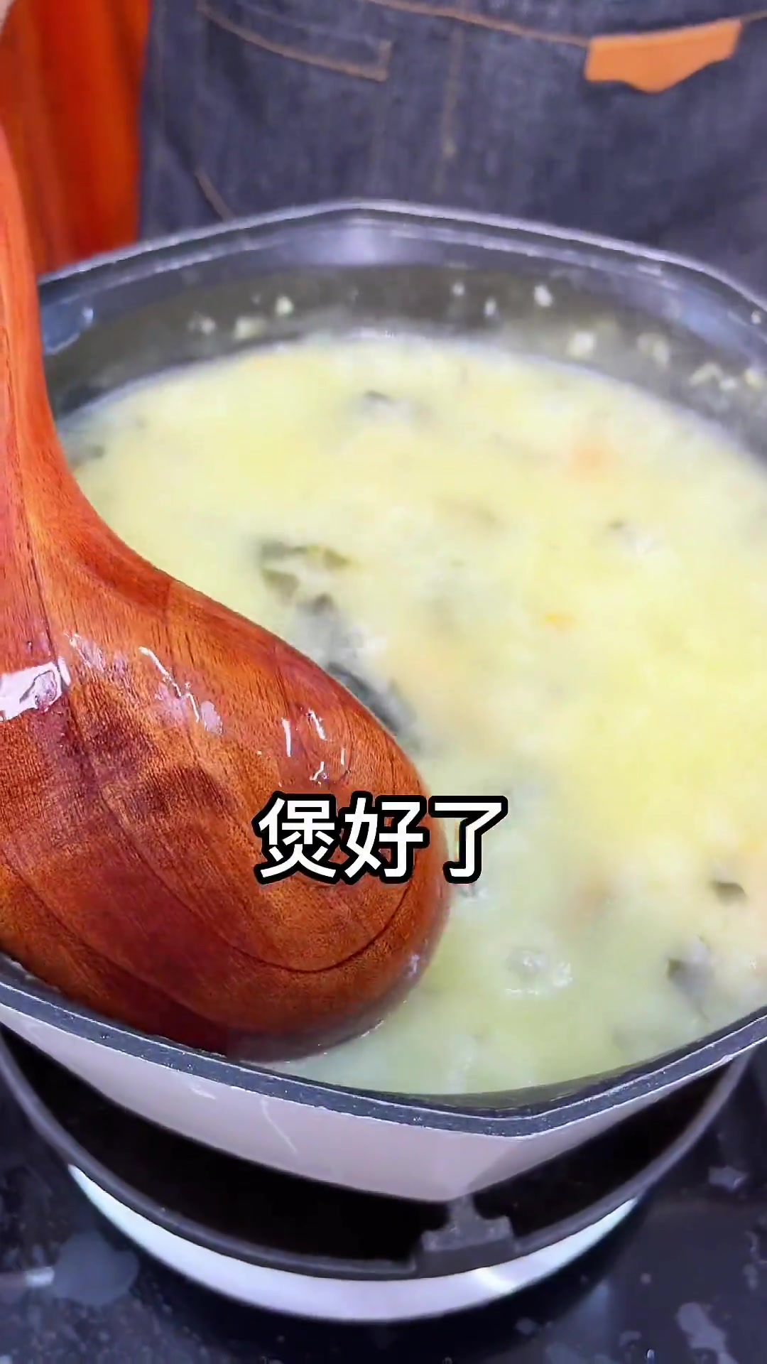 一家大小都爱的菜干咸猪骨陈肾粥,陈肾要浸一小时才切