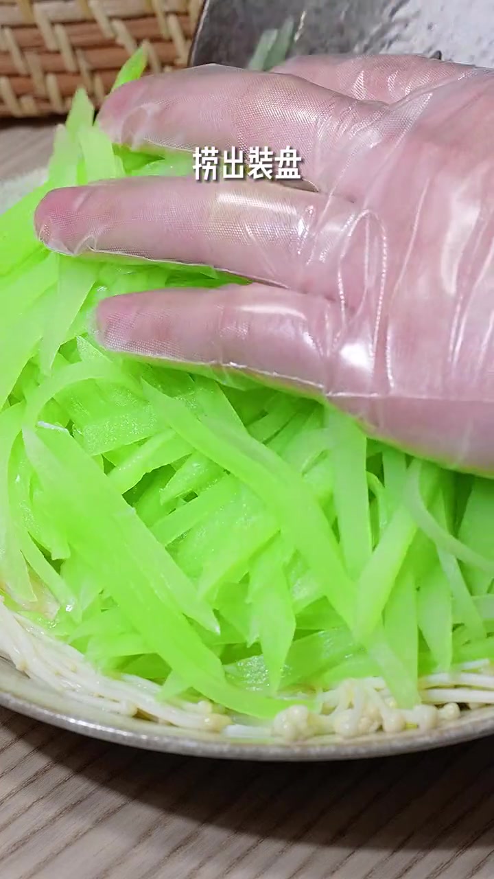 白灼犹豫像我这样做，不仅保留了鱿鱼的原味和鲜味，而且做法简单