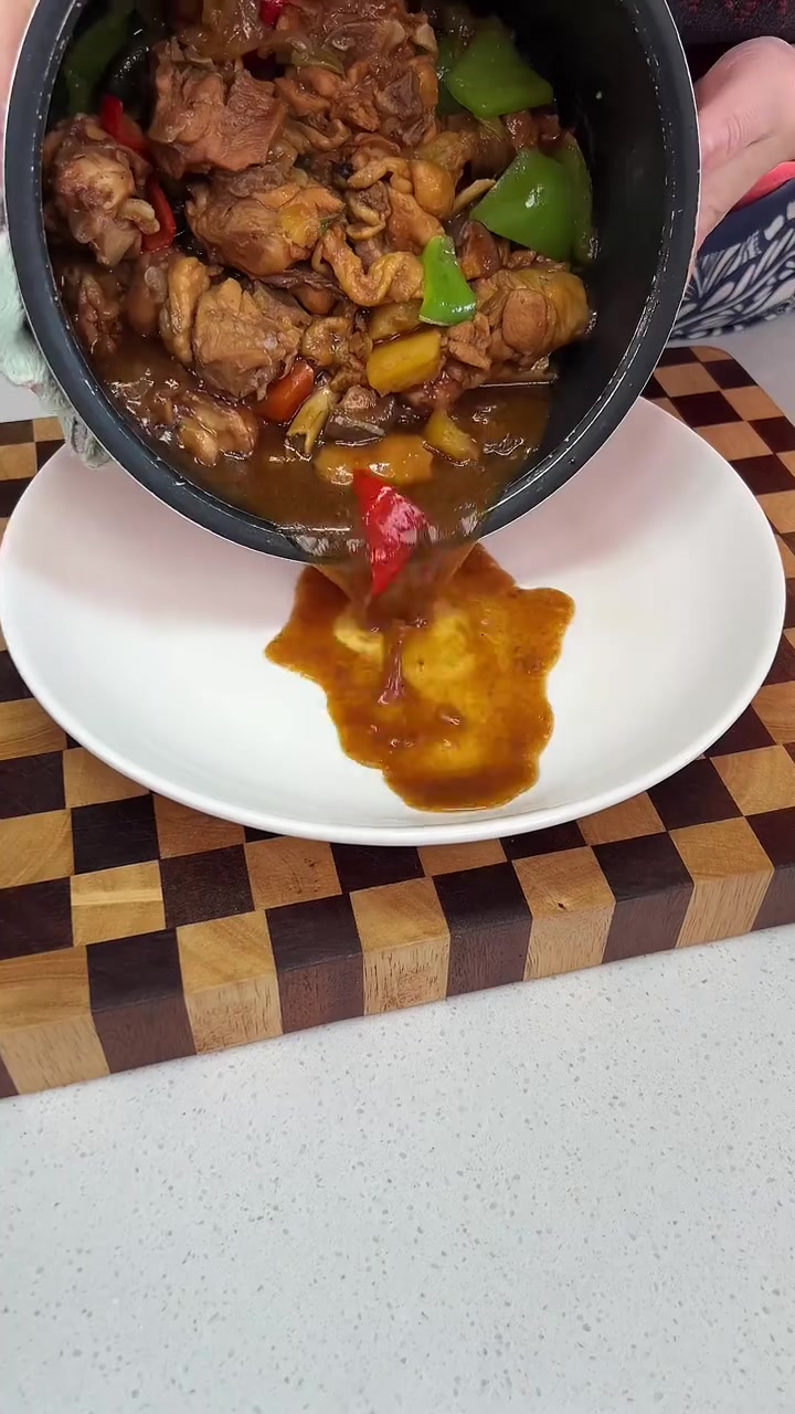 只需要一个电饭锅就能做出好吃的黄焖鸡，软烂入味，真是太香了