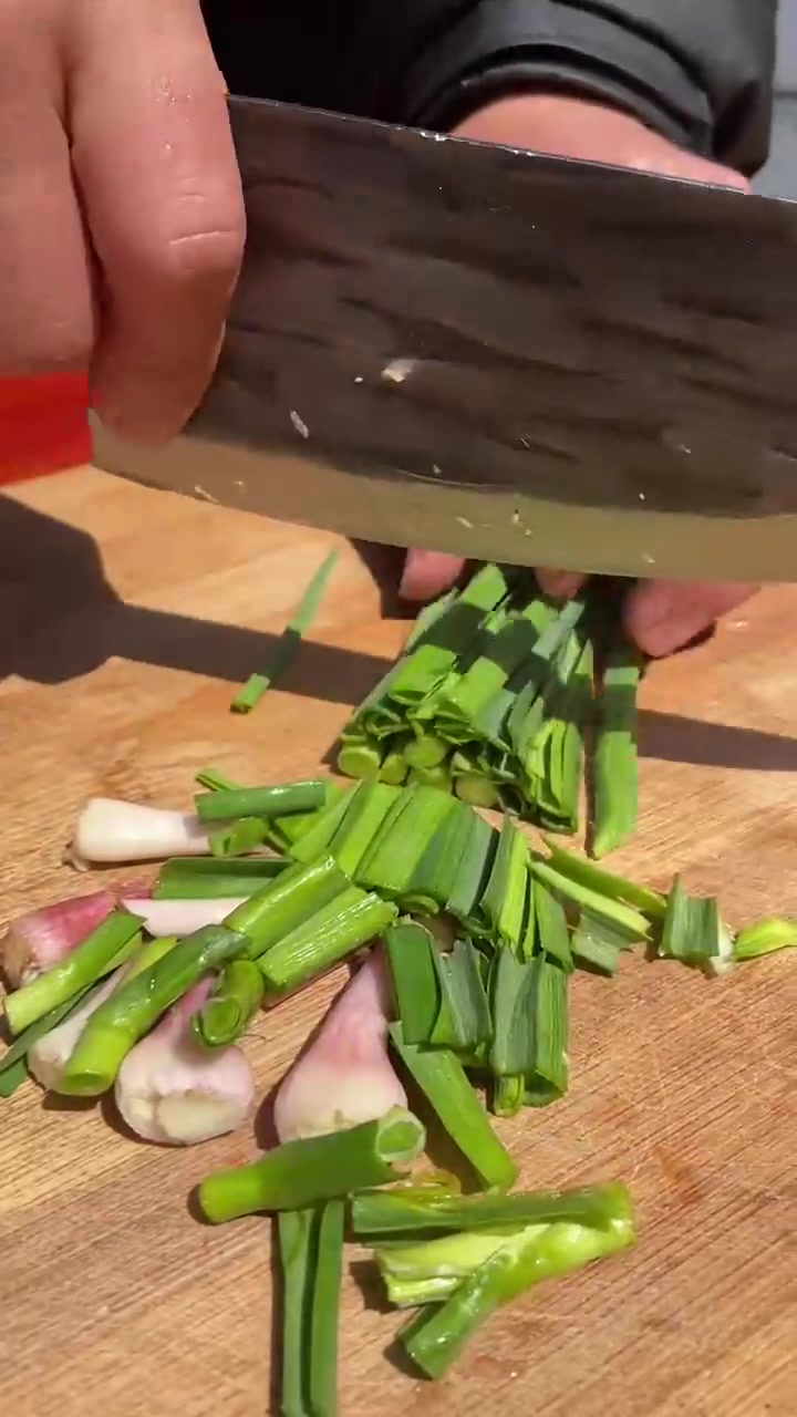 酸辣蕨菜，山林间的美味被搬到餐桌上，独特口感，让你欲罢不能！