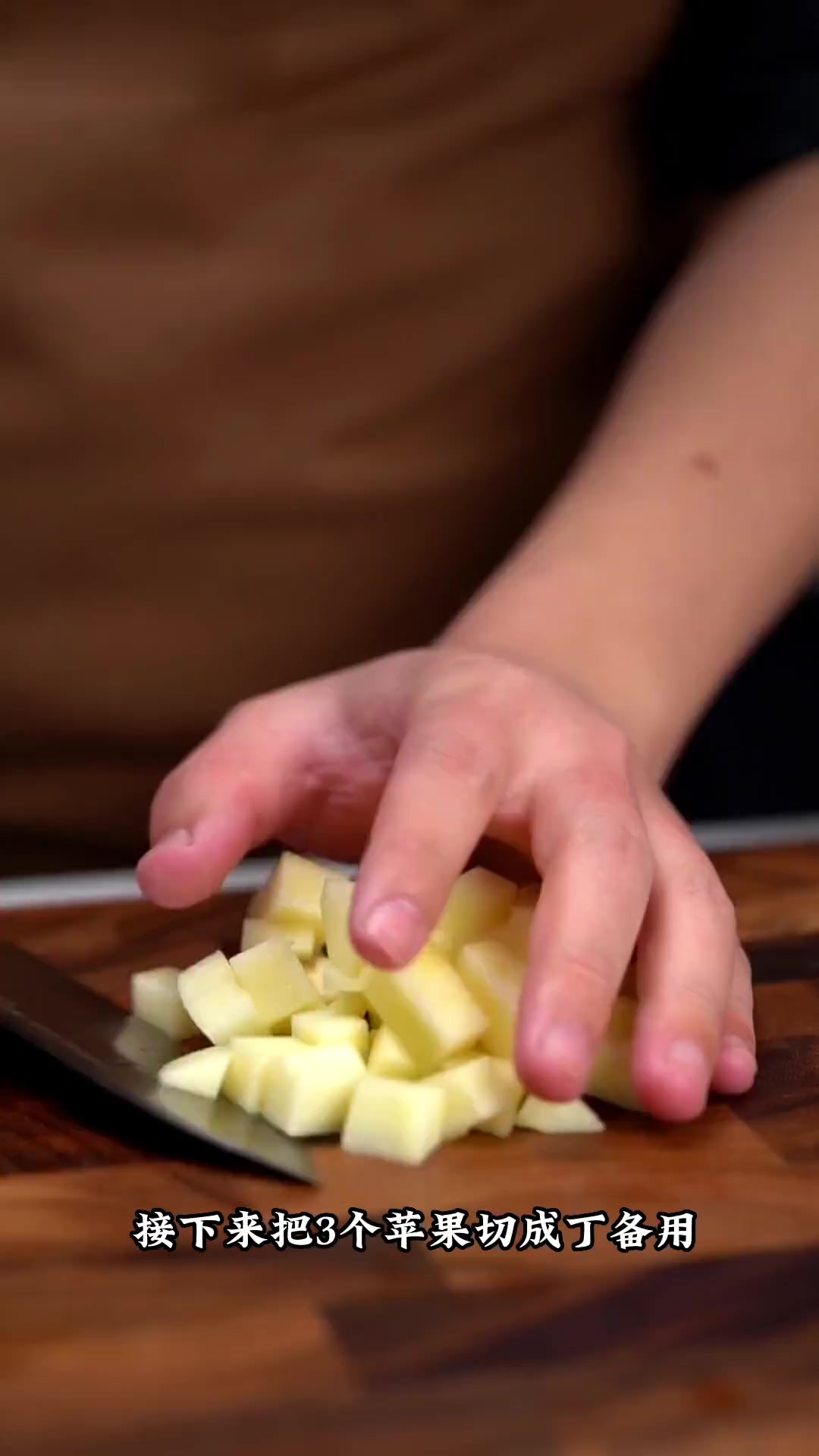 被我找到了苹果的最好吃的做法，法式苹果派，酥脆的派皮搭配酸甜软糯的苹果，特别适合跟家人一起