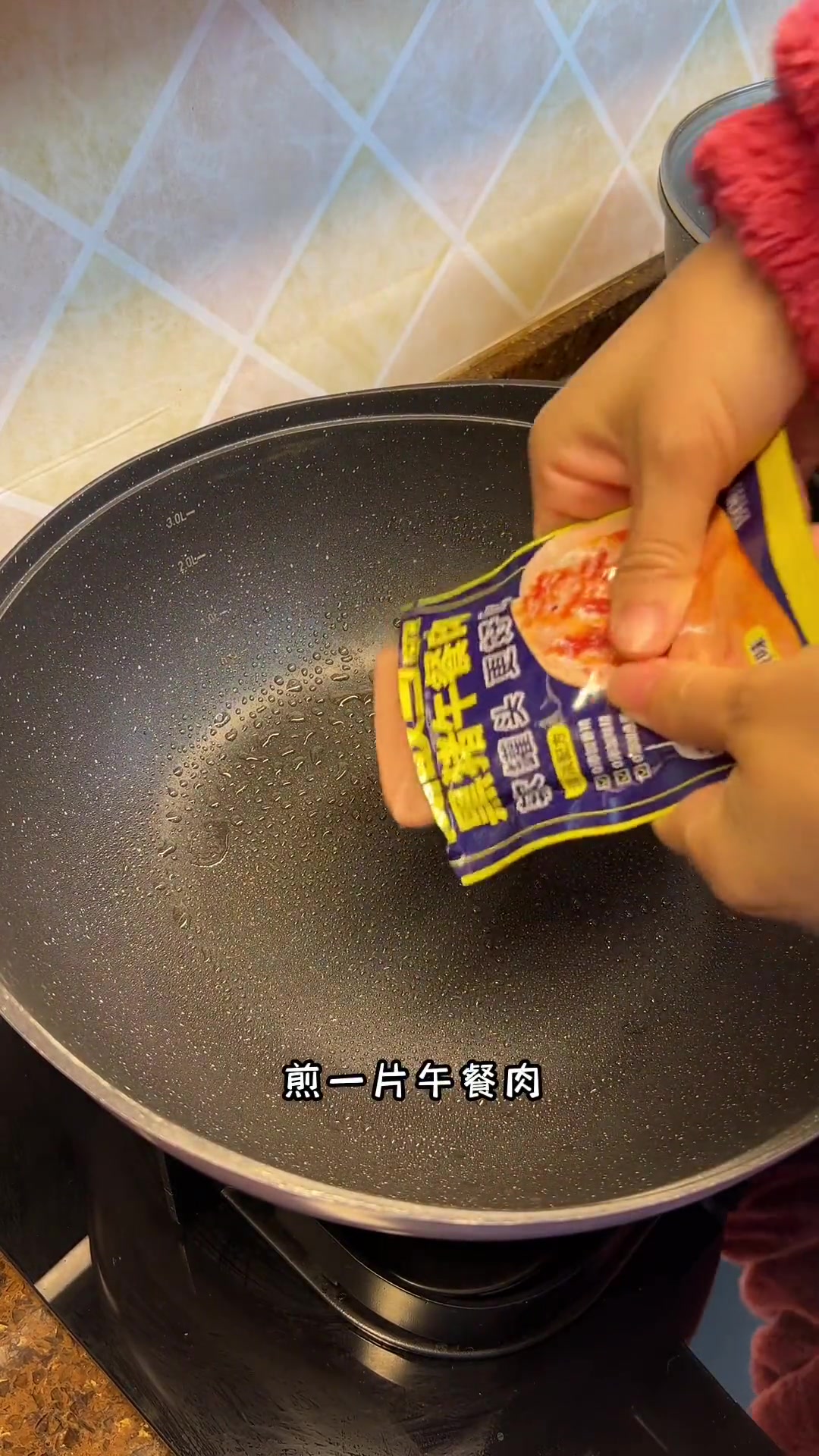 早上做鸡蛋蔬菜三明治,搭配玉米糊糊,营养又好吃