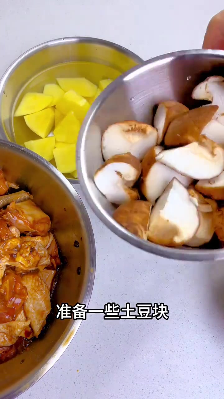 黄焖鸡在家这样做来和外面的味道真的不差分毫，而且好吃又下饭