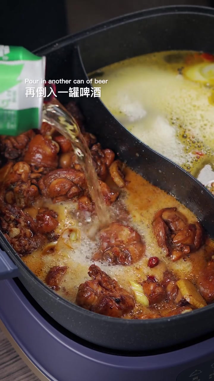 又到了吃鸡公煲的季节，用这个小熊分体鸳鸯电火锅，一锅两味，超满足！