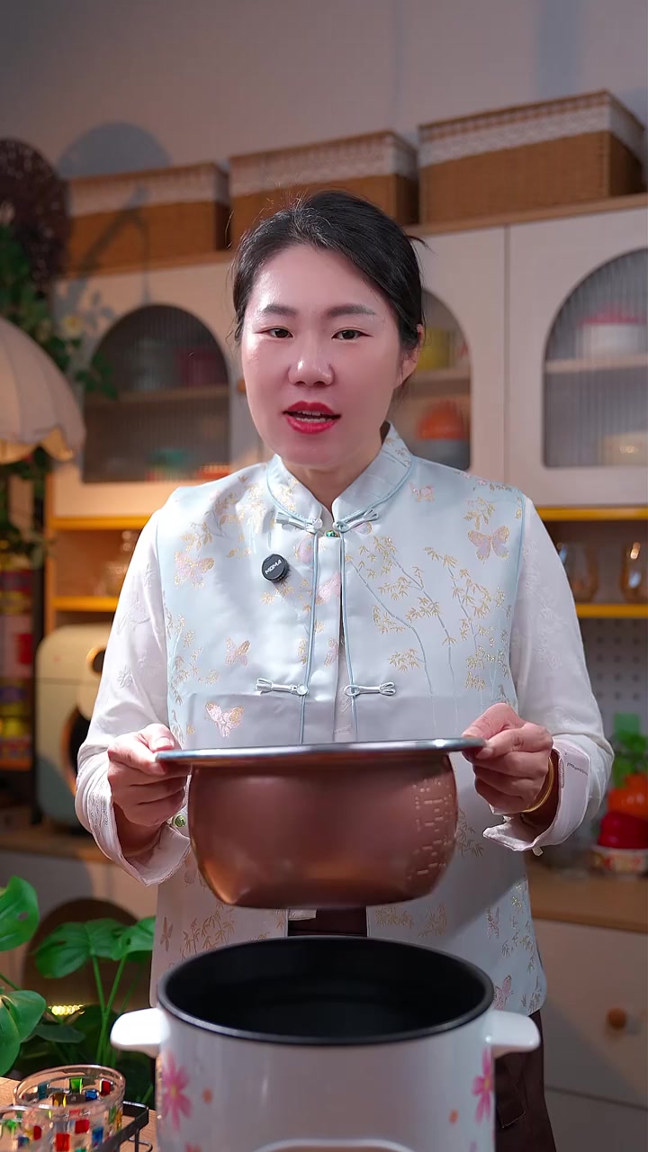 酱油鸡，半碗酱油半只鸡，扔进煮饭的电饭煲里，做出来的，皮香肉嫩特别美味～