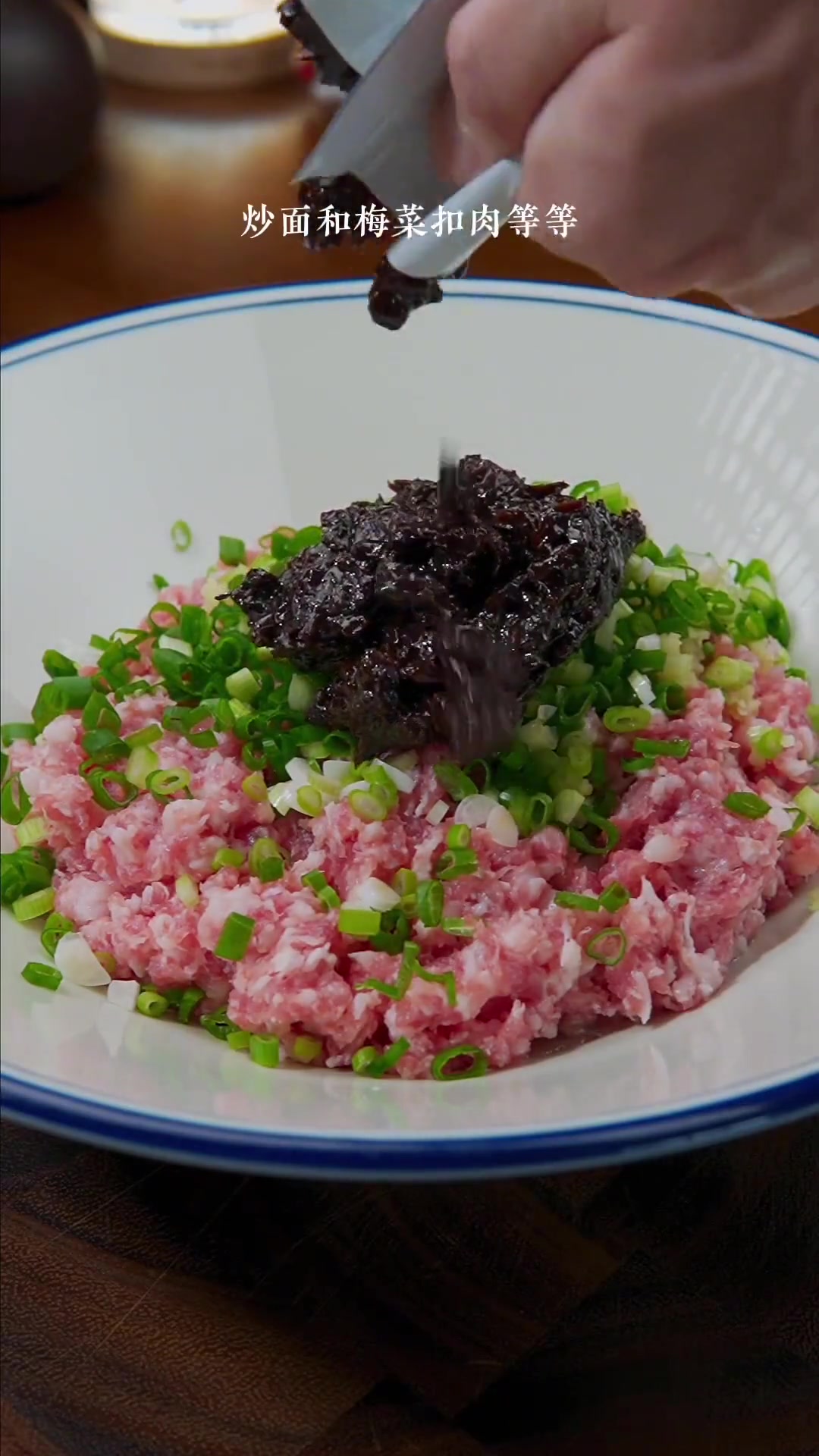 不用和面,简单两步就能做出香酥多汁的猪肉馅饼,太好吃啦