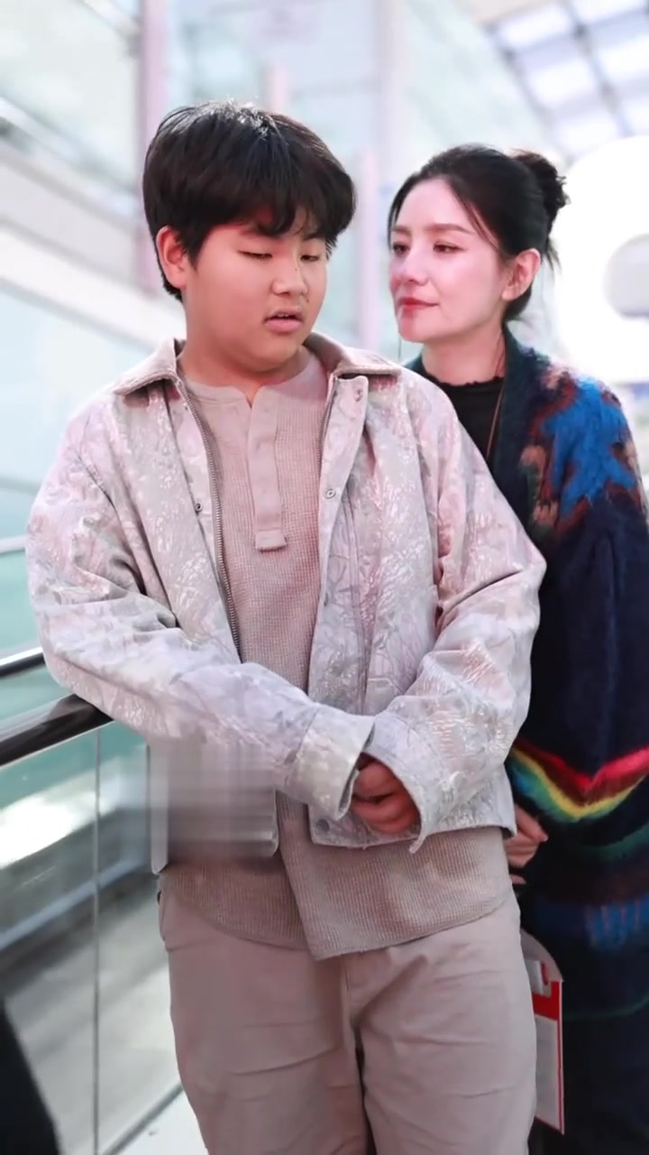 小鱼儿的饭撒是送手机太可爱了尼莫，爸爸去哪儿里那个小不点已经长这么大了，胡可的眼睛里看向小