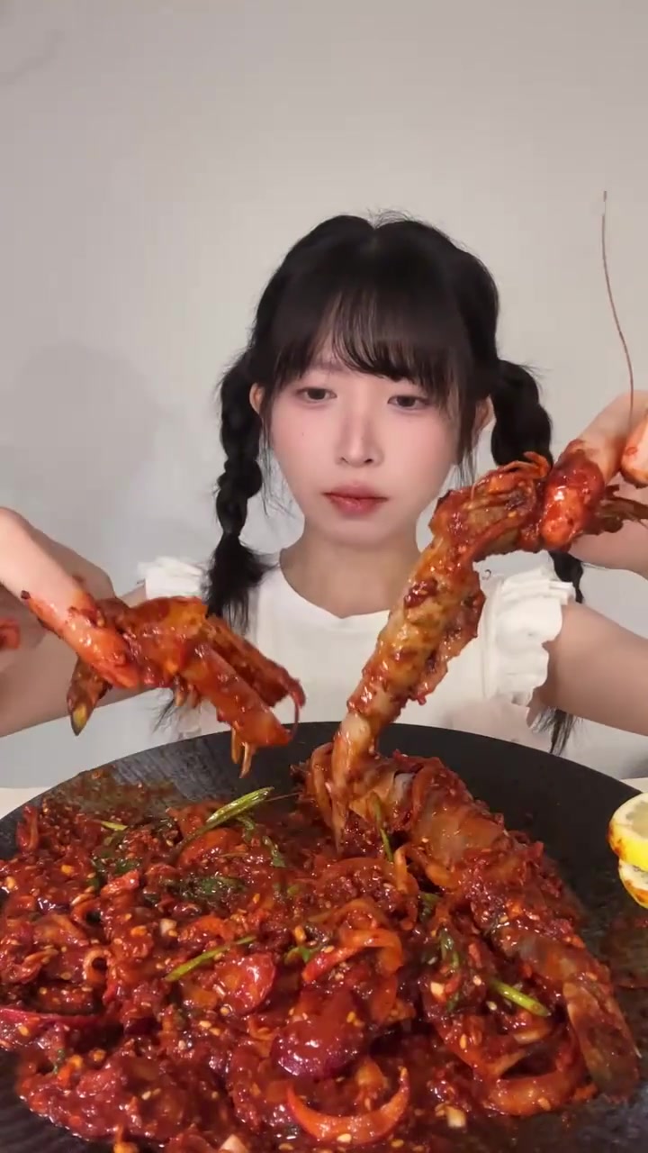 又脆又糯的辣酱生腌斑节虾来啦，怎么会这么好吃？！