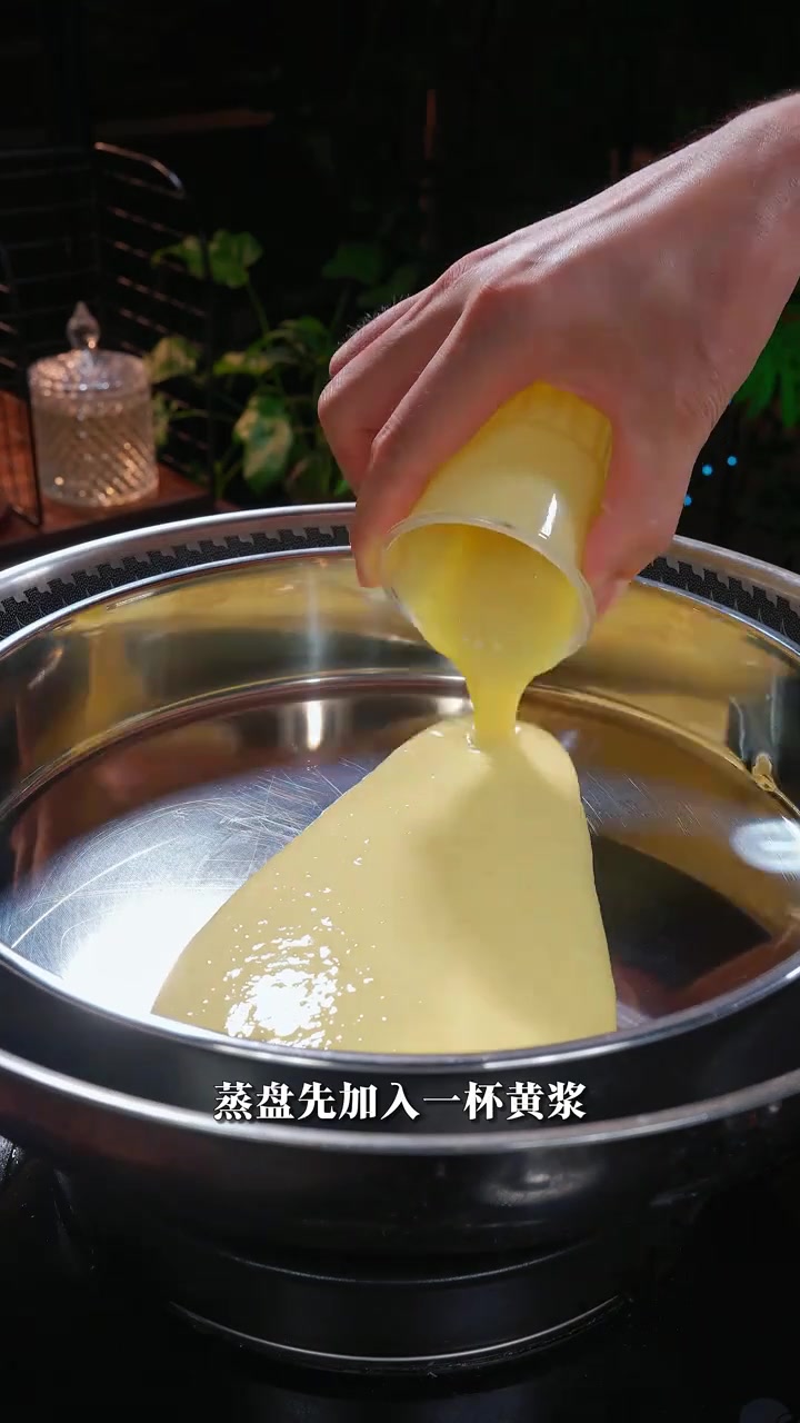 玉米椰汁千层糕，广东茶楼很火爆的玉米椰汁千层糕，Q弹爽口，有椰香味，还有玉米的清甜味，太好